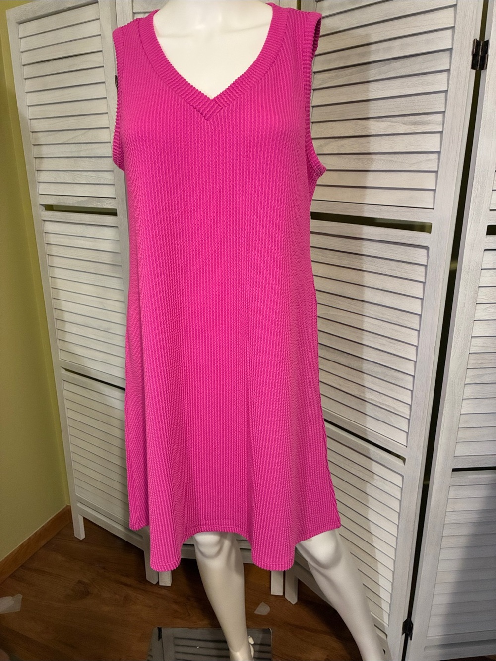 ANDREE BY UNIT Sleeveless V-Neck Knit Midi Dress in Bright Pink